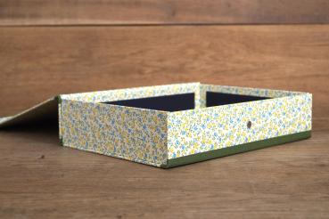 Schachtel geöffnet, Klappdeckel mit Verschlußlasche und Magnetverschluß, außen mit Blütenpapier kaschiert, innen schwarz